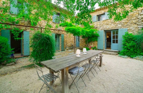 Laudun House | Back to Basics, Provencal farmhouse lost in the vineyards of Provence.
