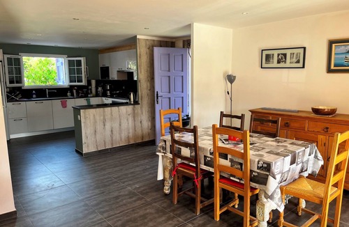 Ollioules Apartment | Bas de villa, 2 chambres, piscine, clim, wifi
