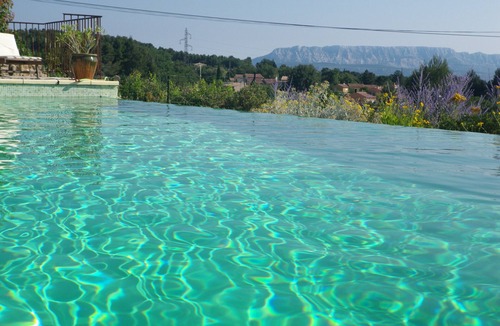 Greasque House | Bastide 200m2 on 2500m2, swimming pool overflow10/5, view ste Victoire, bowling