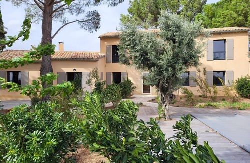 Carpentras House | Bastide provençale amidst vineyards with swimming pool and lovely view - Sleeps 12