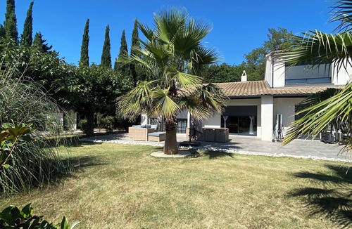 Vers-Pont-du-Gard Villa | Beautiful 10p villa with private pool, jacuzzi & tennis court