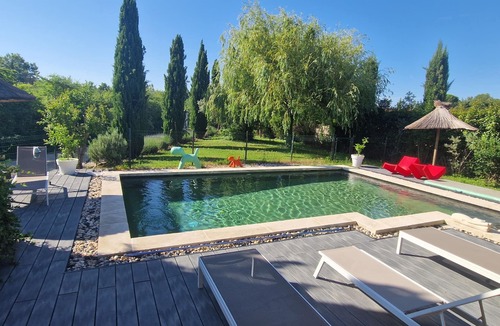 Le Thor House | Beautiful and spacious property with pool, garden and trees