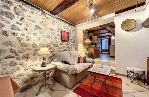 Aups Apartment | Beautiful apartment with patio in the heart of the village