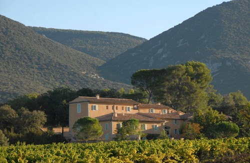 Rustrel House | Beautiful country house with swimming pool facing the Colorado Provençal