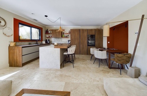 Eyragues House | Beautiful home in Eyragues with WiFi