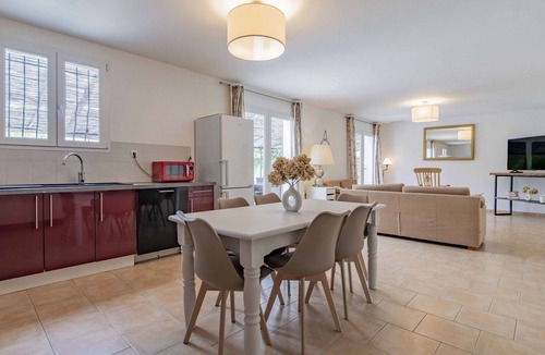 Pernes-les-Fontaines Villa | Beautiful private villa for 6 people with WIFI, private pool, A/C, TV and patio