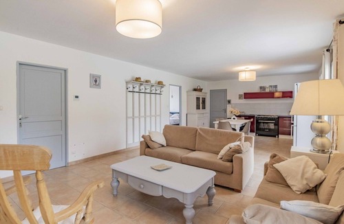 Pernes-les-Fontaines Villa | Beautiful private villa for 6 people with WIFI, private pool, A/C, TV and patio