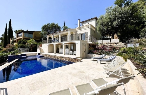 La Londe-les-Maures House | Beautiful villa for 6 people with a large infinity pool and sea view in La Londe-les-Maures