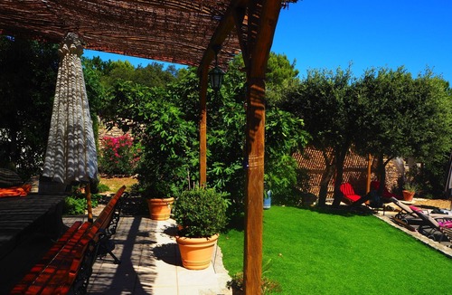 Cabrieres-d'Avignon House | Beautifully decorated house in a quiet natural setting with swimming pool and tennis court