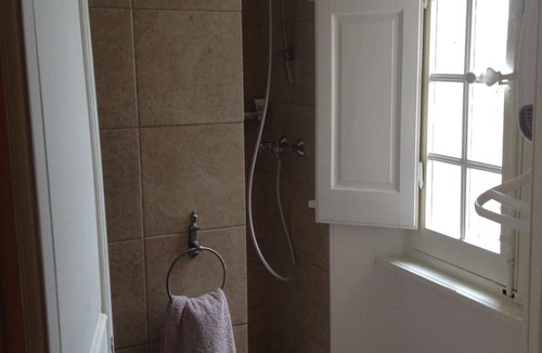 Brignoles Bed & Breakfast | Bed and Breakfast 'Junior' with Mountain View, Shared Pool and Wi-Fi