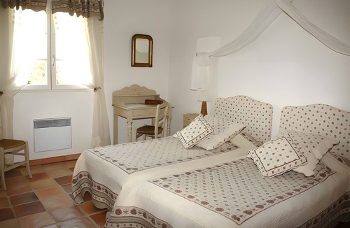 Estezargues Bed & Breakfast | Bed and Breakfast 'Manon' with Shared Terrace, Shared Garden and Wi-Fi