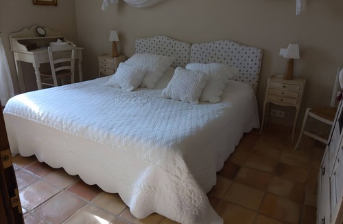 Estezargues Bed & Breakfast | Bed and Breakfast 'Manon' with Shared Terrace, Shared Garden and Wi-Fi