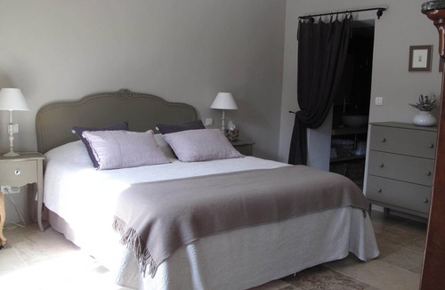Loriol-du-Comtat House | Bed & Breakfast in a Provencal farmhouse, heated pool, quiet and rest