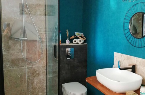 Gargas Bed & Breakfast | Bedroom with WC bathroom swimming pool