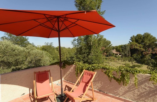 Saint-Mitre-les-Remparts Apartment | Between Alpilles and Cote Bleue apartment in a charming farmhouse with pool