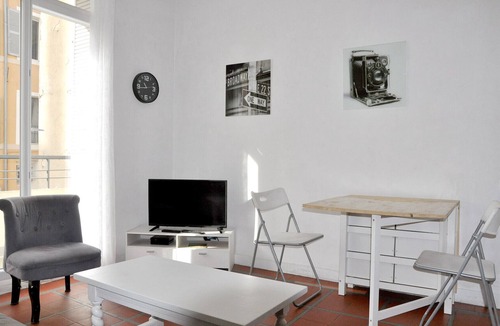 Les Grands Carmes Apartment | Bright apartment — close to city centre