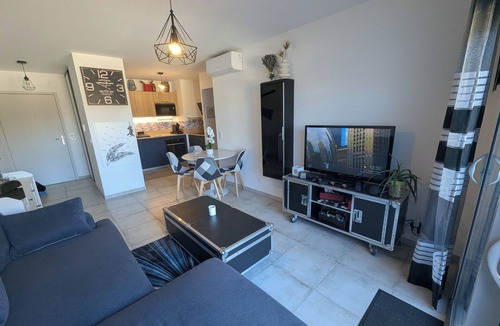 Brignoles Apartment | Brignoles apartment in quiet area near town center