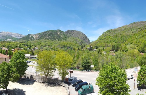 Saint-Etienne-de-Tinee Apartment | Chalet-style apartment in a village, 300m from the cable car