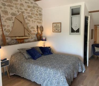 Roquemaure House | Chambre chez l'habitant dans MAS provençal avec piscine partagée en saison