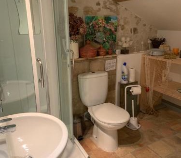 Roquemaure House | Chambre chez l'habitant dans MAS provençal avec piscine partagée en saison