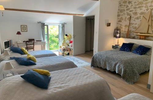 Roquemaure House | Chambre chez l'habitant dans MAS provençal avec piscine partagée en saison