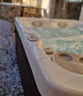 Allauch Bed & Breakfast | Chambre d'hôte Cigale jacuzzi et jardin privé