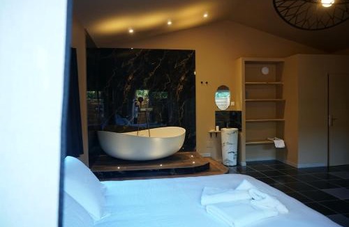 Grans House | Chambre privée avec baignoire double