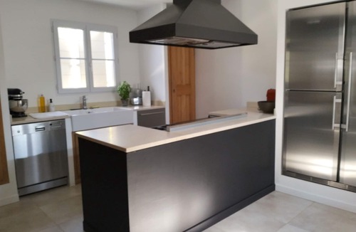 Entraigues-sur-la-Sorgue Villa | Character villa with pool 15 minutes from Avignon