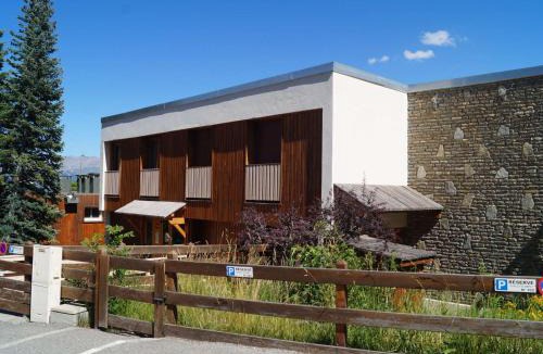 Pra Loup Apartment | Charmant appartement à Pra-Loup avec terrasse, parking, et accès facile aux pistes - FR-1-165A-65