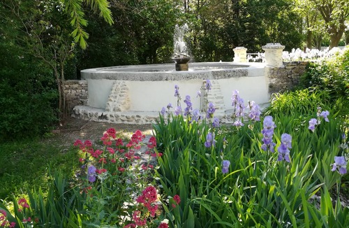 Apt Apartment | Charming cottage with pool, fountains, mill, park and plane trees