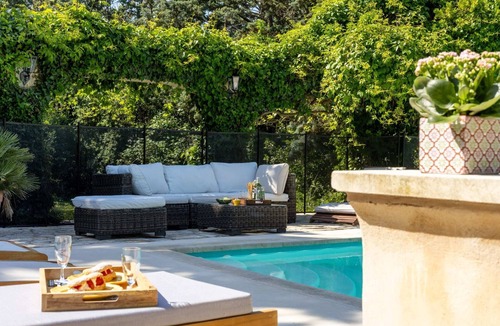 Pernes-les-Fontaines Villa | Charming farmhouse to rent in Provence-'Mas des Olivades'-Provencal farm.