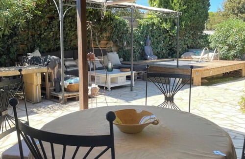 Vers-Pont-du-Gard Cottage | Charming gîte for 4 with swimming pool (independent and with its own private entrance)>