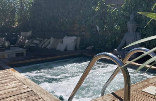 Vers-Pont-du-Gard Cottage | Charming gîte for 4 with swimming pool (independent and with its own private entrance)>