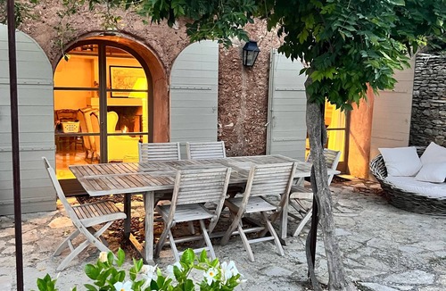 Roussillon House | Charming Provençal Country Home with heated pool and modern conveniences