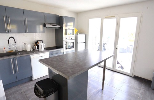 Miramar House | Charming Renovated House 200m from Beach & port - Sleeps 6-8, A/C