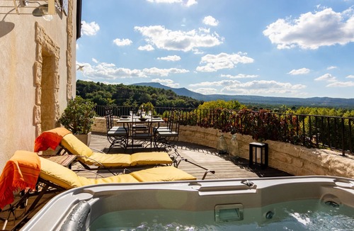 Jouques House | Charming village house with jacuzzi!
