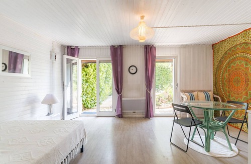 Pelissanne Apartment | Chez Patrick" flat with shared garden and Wi-Fi