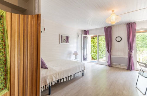 Pelissanne Apartment | Chez Patrick" flat with shared garden and Wi-Fi