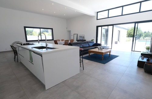 Chateauneuf-de-Gadagne House | Contemporary villa with private pool 8 beds in Chateauneuf de Gadagne