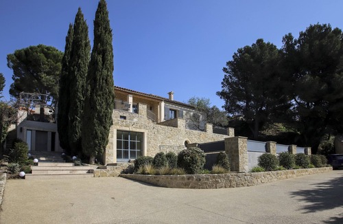 Maussane Villa | Contemporary villa with infinity pool and incredible view