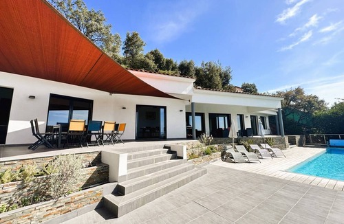 La Londe-les-Maures House | Contemporary villa for 8 people with air conditioning a large heated pool and panoramic sea.