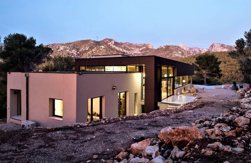 Gemenos Villa | Contemporary villa with 360° views on mountains and only 18 kms from the beaches