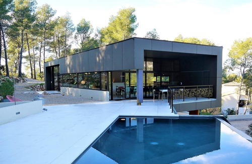 Gemenos Villa | Contemporary villa with 360° views on mountains and only 18 kms from the beaches