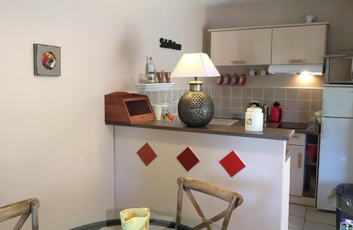Saint-Saturnin-les-Avignon Apartment | Coquette rental for 2, air-conditioning in living room, large plot, private swimming pool