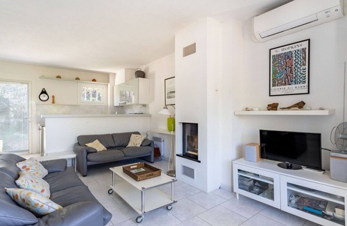 Le Rayol Apartment | Cosy apartment for 4 guests with WIFI, A/C and TV