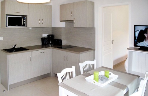 Remoulins Apartment | Cosy apartment for 4 guests with WIFI, pool, A/C, hot tub, TV, balcony, pets allowed and parking