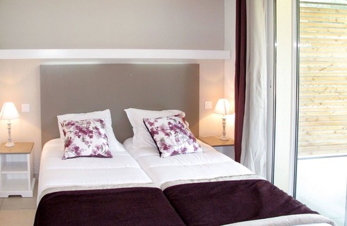 Remoulins Apartment | Cosy apartment for 4 guests with WIFI, pool, A/C, hot tub, TV, balcony, pets allowed and parking