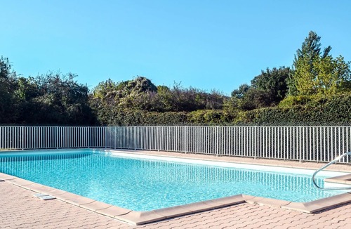 Pierrevert Apartment | Cosy apartment for 4 people with WIFI, pool, TV, terrace and parking