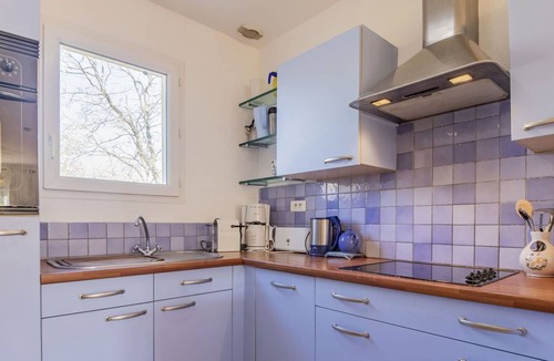 Pierrevert Apartment | Cosy apartment for 4 people with WIFI, pool, TV, terrace and parking