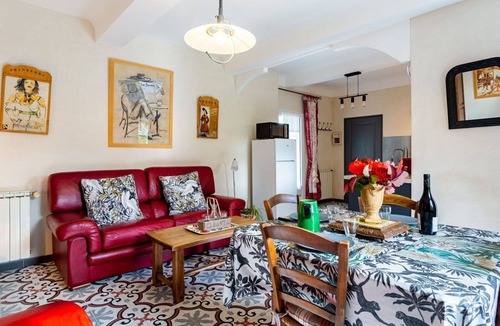 Menerbes House | Cosy apartment in villa for 2 guests with WIFI, TV and patio